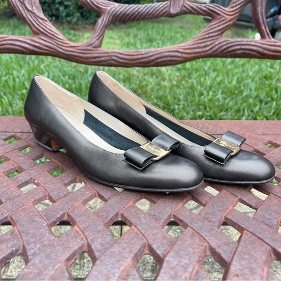 Salvatore Ferragamo Boutique Italian Vara Bow Pumps In Bronze Like New - Picture 11 of 14